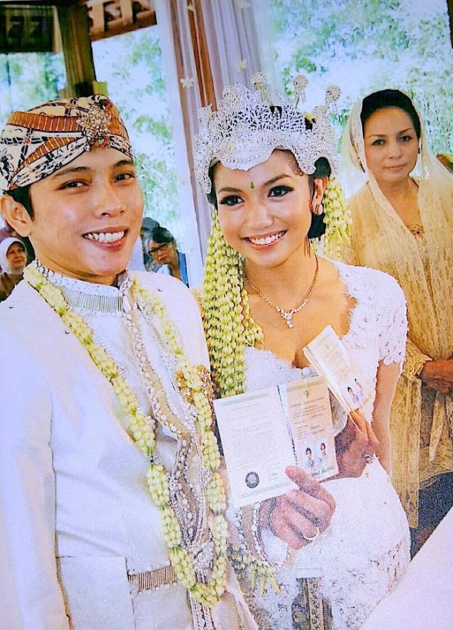 Sundanese Wedding Dress