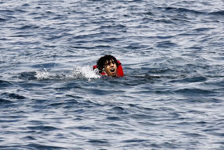 A Syrian refugee calls for help as he swims after jumping off an overcrowded dinghy while crossing a part of the Aegean Sea from Turkey to the Greek island of Lesbos September 23, 2015. REUTERS/Yannis Behrakis