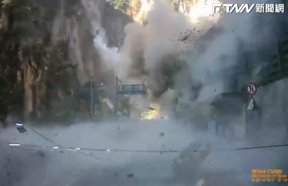 行車記錄器拍下地震當下，太魯閣山崩的畫面。（圖／翻攝自爆料公）