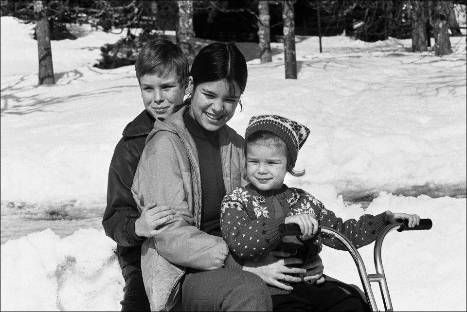 Alberto, Carolina y Estefanía de Mónaco, esquiando en Gstaad en 1969. (Photo by Andre SAS/Gamma-Rapho via Getty Images)