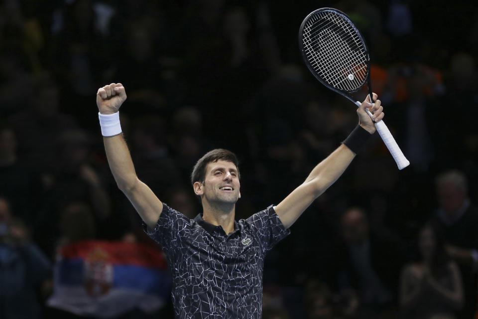 Novak Djokovic celenbra su victoria contra el sudafricano Kevin Anderson en semifinales de la Copa Masters de la ATP el sábado, 17 de noviembre del 2018, en Londres. (AP Foto/Tim Ireland)