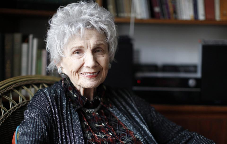 ARCHIVO - La autora canadiense Alice Munro es fotografiada durante una entrevista en Victoria, Canadá, el martes 10 de diciembre de 2013. Munro una de las autoras contemporáneas más estimadas del mundo y una de las cuentistas más condecoradas de la historia, falleció a los 92 años. (Chad Hipolito/The Canadian Press via AP, archivo)