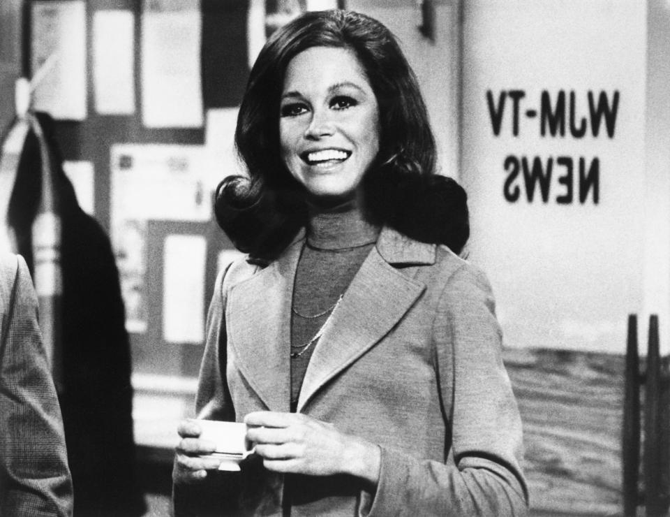 <p>The <a rel="nofollow" href="https://www.yahoo.com/entertainment/mary-tyler-moore-didnt-set-out-to-be-a-role-model-for-women-but-she-was-011723073.html" data-ylk="slk:iconic star;outcm:mb_qualified_link;_E:mb_qualified_link;ct:story;" class="link  yahoo-link">iconic star</a> of <i>The Mary Tyler Moore Show</i>, a true acting legend, <a rel="nofollow" href="https://www.yahoo.com/entertainment/mary-tyler-moore-dead-at-80-live-reaction-195659362.html" data-ylk="slk:passed away;outcm:mb_qualified_link;_E:mb_qualified_link;ct:story;" class="link  yahoo-link">passed away</a> on Jan. 25. Her family said her death, at Greenwich Hospital in Connecticut, was caused by cardiopulmonary arrest after she had contracted pneumonia. Moore was 80. (Photo: Getty Images) </p>