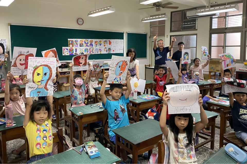 村上國小低年級學生在夏令營中畫自畫像搭配英語自我介紹