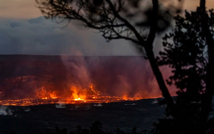 夏威夷大火燒到了森林與城鎮，甚至連港口都被波及。（圖／達志／美聯社）