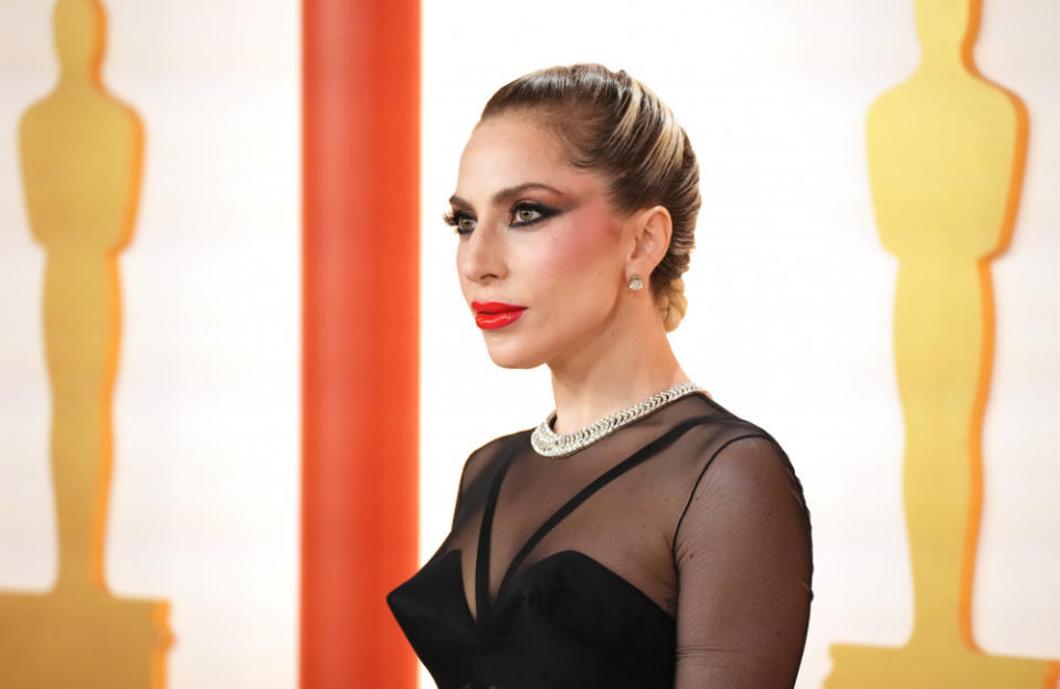 Lady Gaga stripped down to basics in her Oscar performance. Taking off her full face of makeup, the ‘Poker Face’ singer went from full on glam to makeup free, trading in her iconic designer gown for jeans and a t-shirt as she performed her ‘Top Gun: Maverick’ song ‘Hold My Hand’. A stark contrast from how she appeared on the red carpet when she arrived.