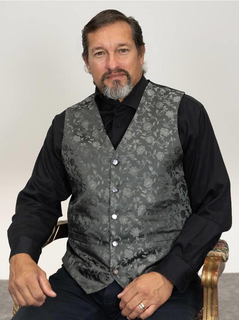 Raúl Cruz, que interpreta a Torvald, salió de una función de “Casa de Muñecas 2… El Regreso de Nora” en Buenos Aires y acordó con Juan Montero que había que traer esa obra a Miami. 