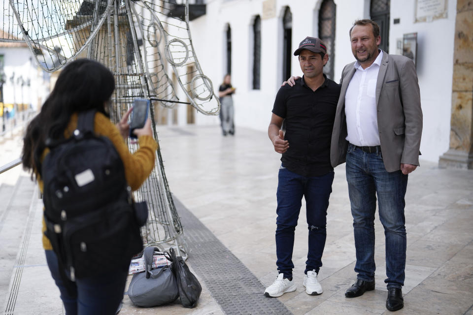 El alcalde electo Mikhail Krasnov, a la derecha, posa para una fotografía en Tunja, Colombia, el lunes 11 de diciembre de 2023. (AP Foto/Fernando Vergara)