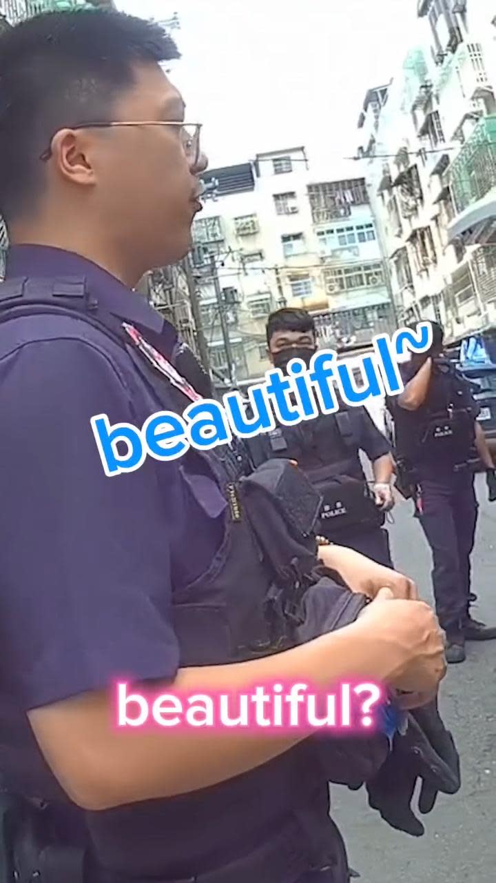 員警陳彥丞與女患者一搭一唱，協助醫護人員進行護送勤務。（圖／翻攝桃園市政府消防局）