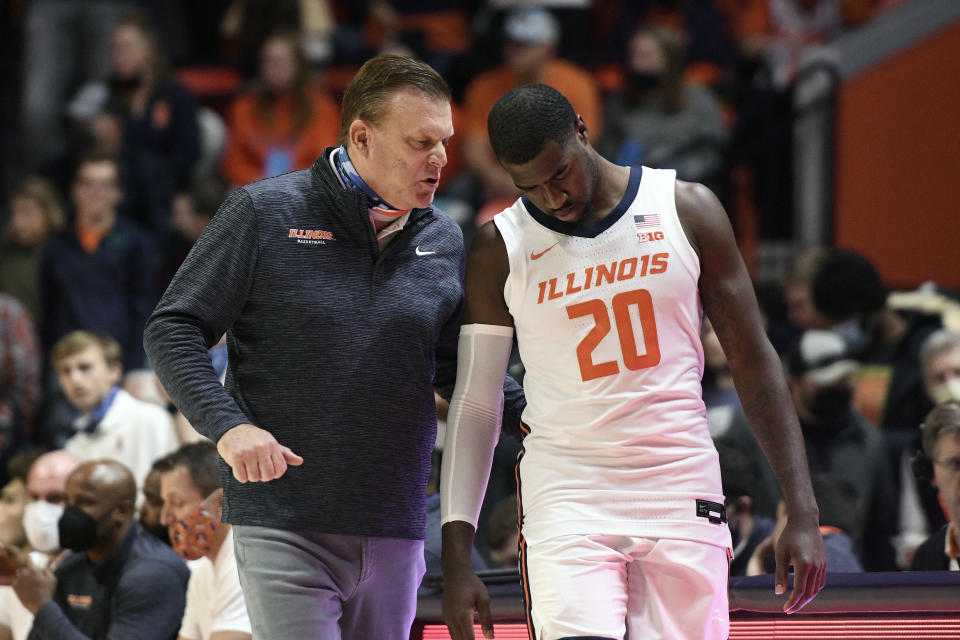 Illinois' coach Brad Underwood talks with Illinois' Da'Monte Williams (20) before the start of an NCAA college basketball game against Texas Rio Grande Valley Friday, Nov. 26, 2021, in Champaign, Ill. (AP Photo/Michael Allio)