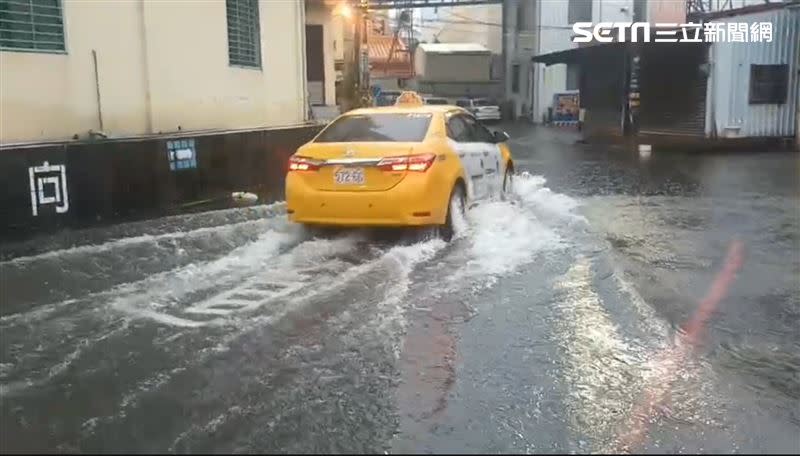 東港地勢低窪處出現淹水情形，用路人涉水而過。（圖／翻攝畫面）