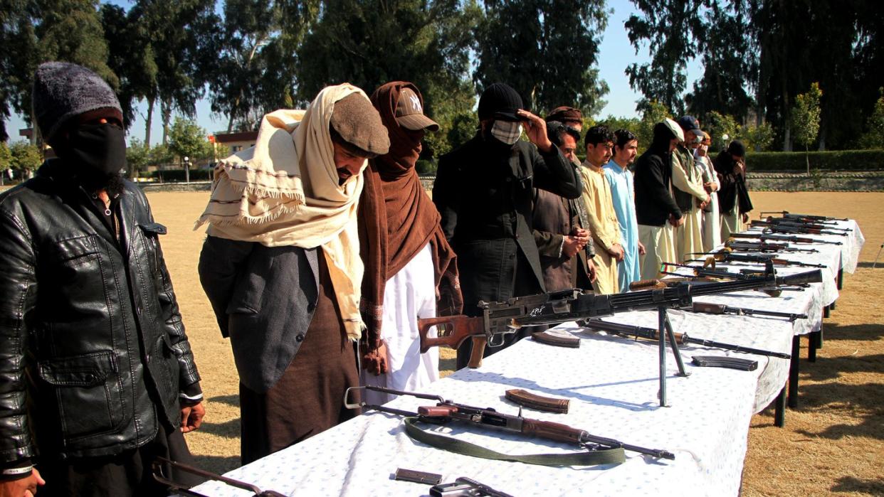Kämpfer der Taliban nehmen an einer Kapitulationszeremonie in Afghanistan teil.
