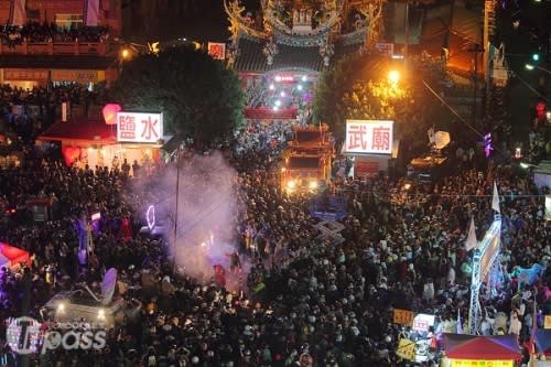 台灣慶元宵鹽水蜂炮活動，每年吸引眾多遊客參加。（圖片提供／交通部觀光局）