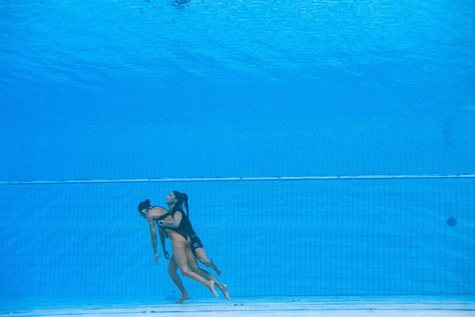 Un miembro del Equipo de EE. UU. recupera a Anita Alvarez del fondo de la piscina durante un incidente en las finales de natación artística libre en solitario de mujeres, en el Campeonato Mundial Acuático de Budapest - Créditos: @OLI SCARFF