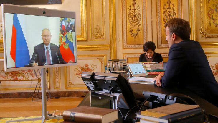 Emmanuel Macron (r), Präsident von Frankreich, spricht per Videokonferenz mit Kremlchef Wladimir Putin. Foto: dpa