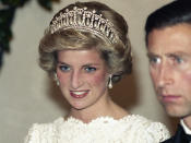 <p>Lady Diana bekam das teure Schmuckstück mit dem Namen „Cambridge Lover’s Knot“ von Queen Elizabeth zum Tag ihrer Hochzeit mit Prince Charles geschenkt. Die Geschichte des Diadems geht aber noch weiter zurück – ursprünglich wurde es in den Jahren 1913 bis 1914 für Queen Mary angefertigt. (Bild: AP Photo) </p>