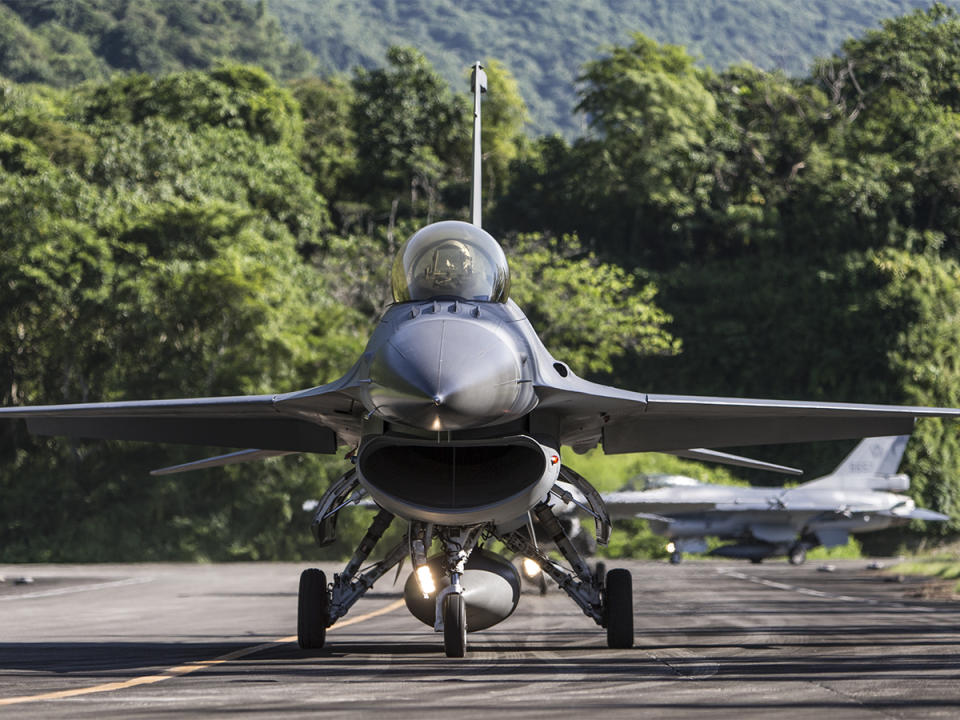 一度傳出8架F-16戰機在花蓮震災中受損，軍方澄清只有蒙皮輕微刮傷，不影響戰備。（圖：國防部提供）