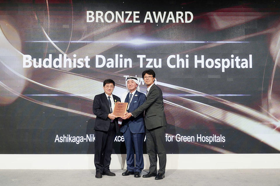 大林慈濟醫院林名男副院長代表醫院至杜拜領取國際醫院聯盟卓越綠色醫院銅獎