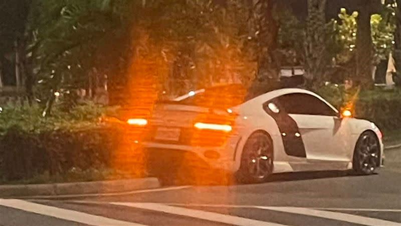 網友拍下炸街的奧迪（Audi）R8開上兒全島。（圖／翻攝臉書《細說淡水》）