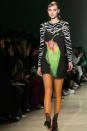 <p>Bei der Fashionshow von Adam Selman ließ der urbane Dschungel grüßen. Zebra-Elemente trafen bei diesem Mini-Dress auf tropische Farben. (Bild-Copyright: AP Photo/Mary Altaffer) </p>