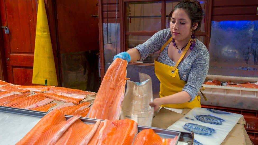 Mujer vendiendo salmón