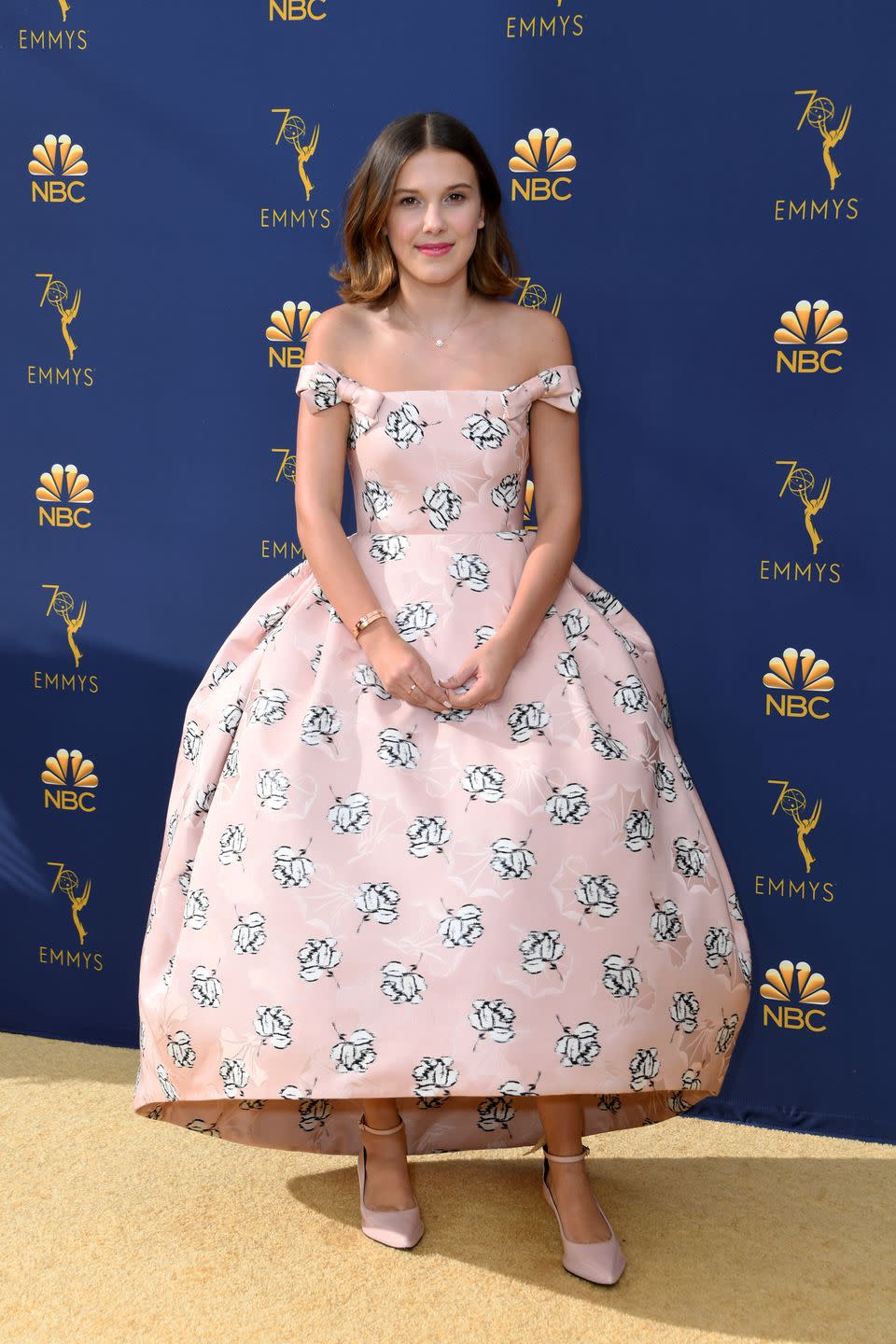 <p>La actriz de “Stranger Things” lució un glamour propio de sus 14 años con un vestido que parecía un cupcake. El diseño de Calvin Klein by Appointment en rosa milenio y estampado de flores es ultra delicado y perfecto para su edad. </p>