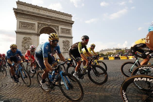 <p>Les coureurs devant l'Arc de Triomphe.</p>