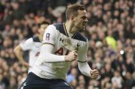 <p>Wie der “Mirror” berichtet, arbeiten die Fohlen an einer Verpflichtung von Vincent Janssen, der in der vergangenen Spielzeit den Erwartungen nicht gerecht wurde. Dem Niederländer gelangen nur zwei Premier-League-Treffer, da Tottenham Mauricio Pocchettino zumeist auf Heung-Min Son als Ersatzstürmer hinter Harr Kane gesetzt hat. Gladbach denk wohl über eine Leihe nach. (SID)</p>