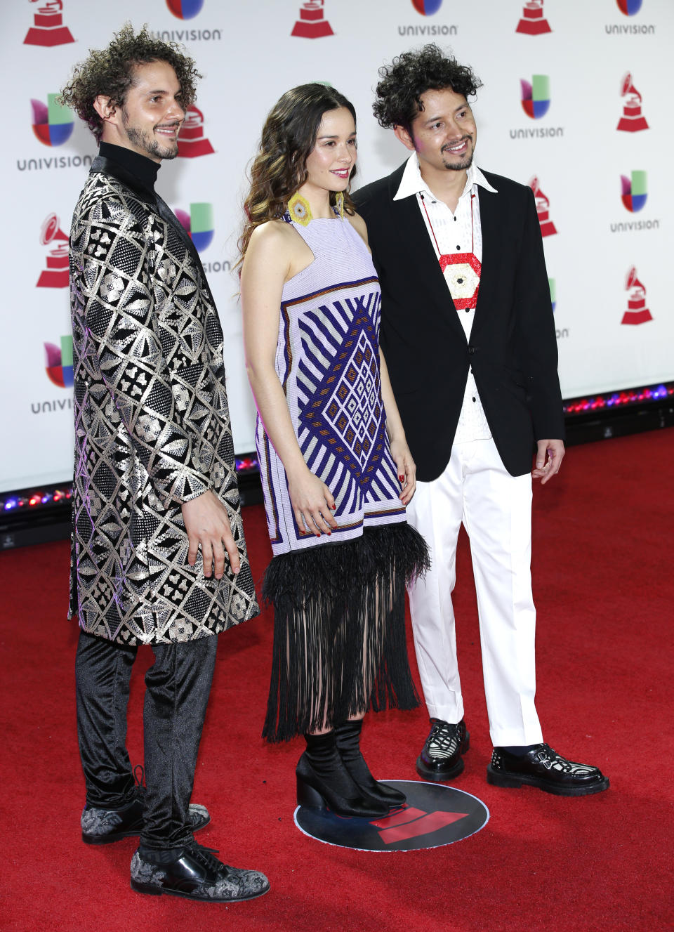 Santiago Prieto Sarabia, de izquierda a derecha, Catalina García y Nicolás Junca de Monsieur Periné llegan a los Latin Grammy el jueves 15 de noviembre de 2018 en el MGM Grand Garden Arena en Las Vegas. (Foto Eric Jamison/Invision/AP)