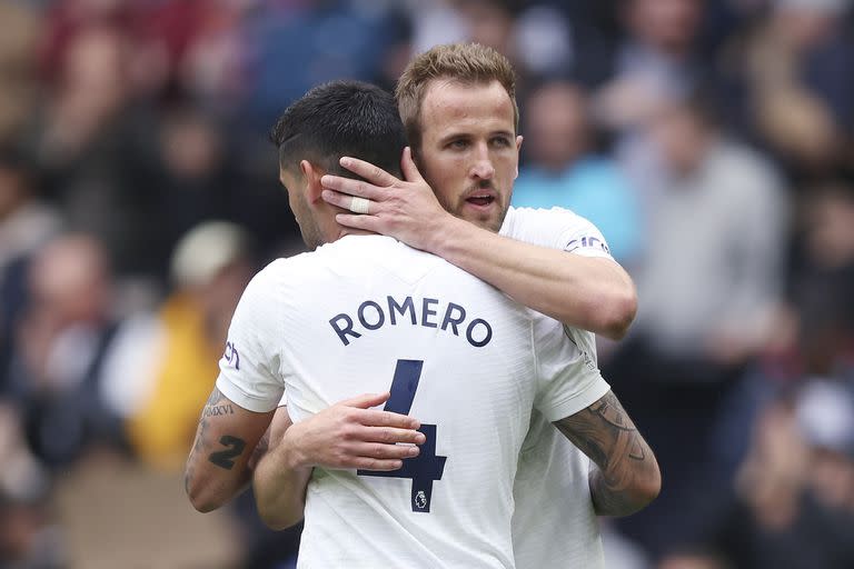 LONDON, ENGLAND - MAY 01: Harry Kane and Cristian Romero of Tottenham Hotspur following the Premier League match between Tottenham Hotspur and Leicester City at Tottenham Hotspur Stadium on May 01, 2022 in London, England. (Photo by Tottenham Hotspur FC/Tottenham Hotspur FC via Getty Images)