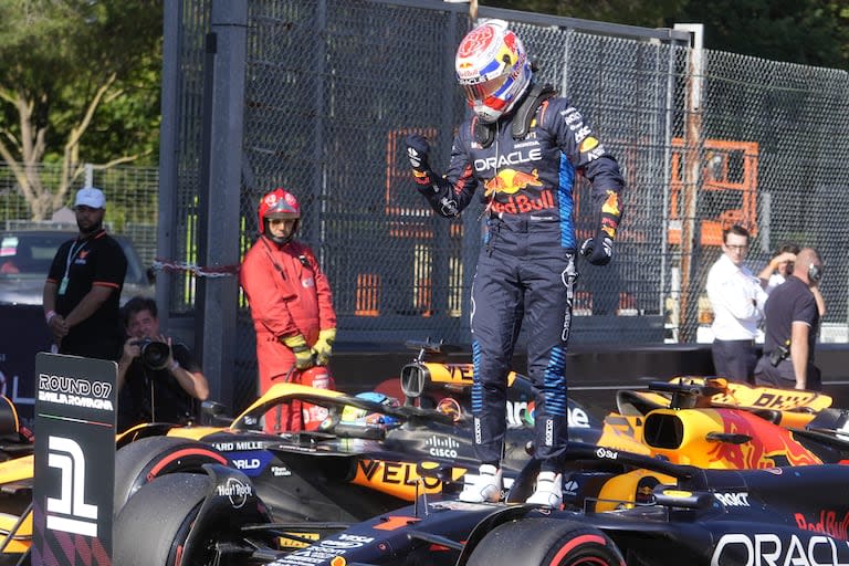 Tras salir de su Red Bull, Max Verstappen apretó el puño para festejar la pole en el Gran Premio de Emilia Romagna de F1; lleva ocho seguidas, incluyendo las siete de esta temporada.