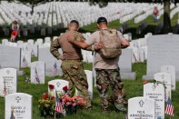 Angehörige der US-Army trauern am Nationalfriedhof in Arlington im Bundesstaat Virginia vor den Gräbern von zwei gefallenen Kameraden. (Bild: Lucas Jackson/Reuters)