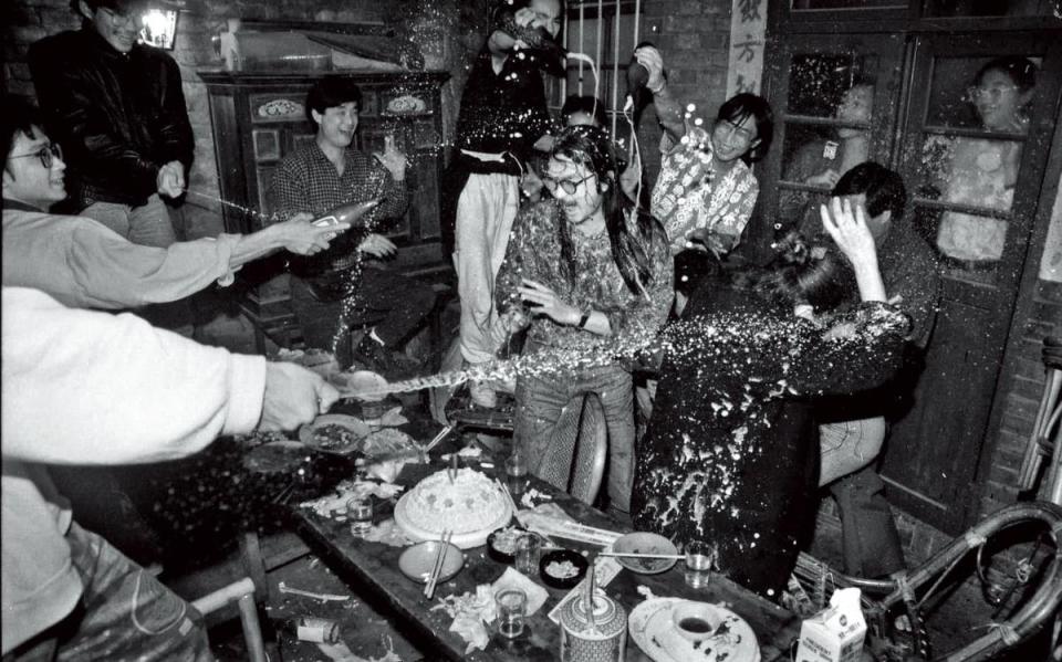 林鉅開的酒館「攤」，是80年代重要的文化基地。記者與黨外人士夜裡像餓鬼般擠進狂歡。（許村旭提供）