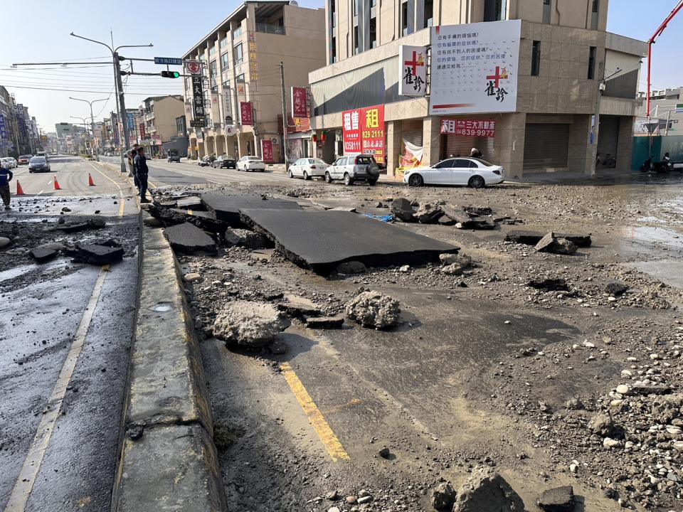 ▲員林市莒光路發生一起自來水管爆裂事件，台水公司進行自來水埋管工程，加壓試水時水管爆裂，導致水壓衝破柏油路面，馬路隆起、坍塌，一片狼藉。（民眾提供）