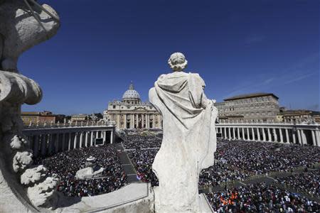 Faithful attend the Easter mass led by Pope Francis in Saint Peter's Square at the Vatican April 20, 2014. REUTERS/Alessandro Bianchi