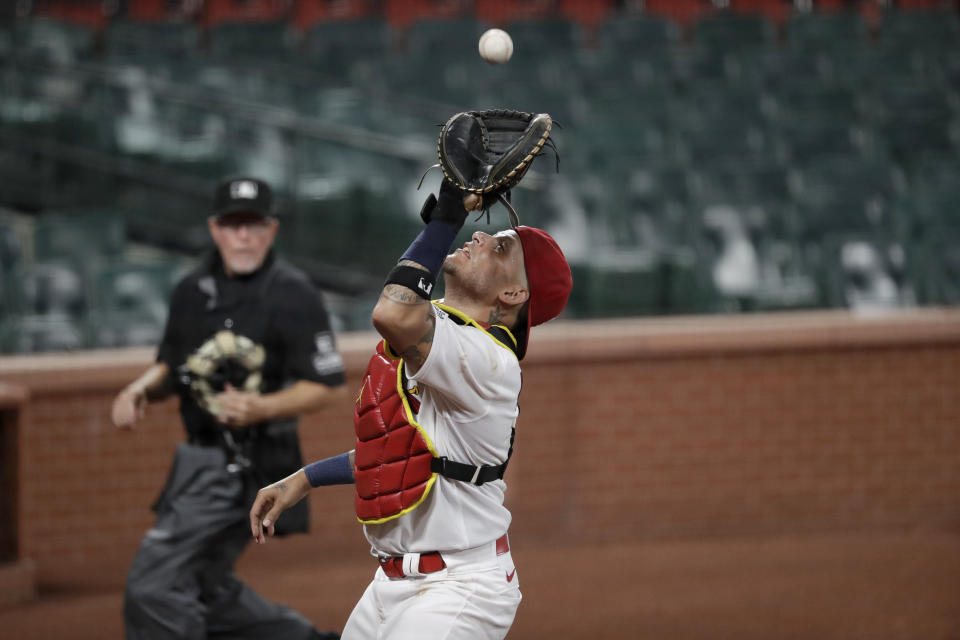 El receptor Yadier Molina de los Cardenales de San Luis atrapa un elevado de foul de Kevin Newman de los Piratas de Pittsburgh, el viernes 24 de julio de 2020. (AP Foto/Jeff Roberson)