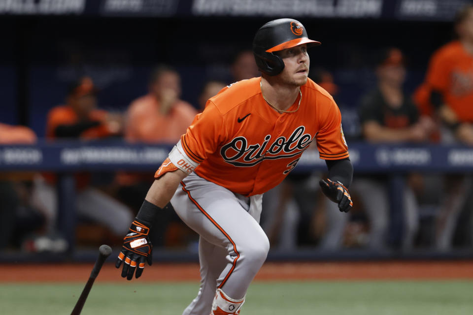 Ryan O'Hearn, de los Orioles de Baltimore, conecta un sencillo productor ante los Rays de Tampa Bay, el sábado 22 de julio de 2023 (AP Foto/Scott Audette)