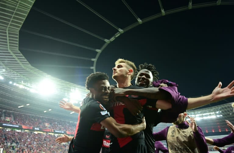 Josip Stanisic festeja con sus compañeros el tanto del empate 2-2 para el Bayer Leverkusen ante la Roma, en el partido de semifinales de la Europa League que sirvió a los alemanes para clasificarse a la final. En Leverkusen (oeste de Alemania), el 9 de mayo de 2024 (INA FASSBENDER)