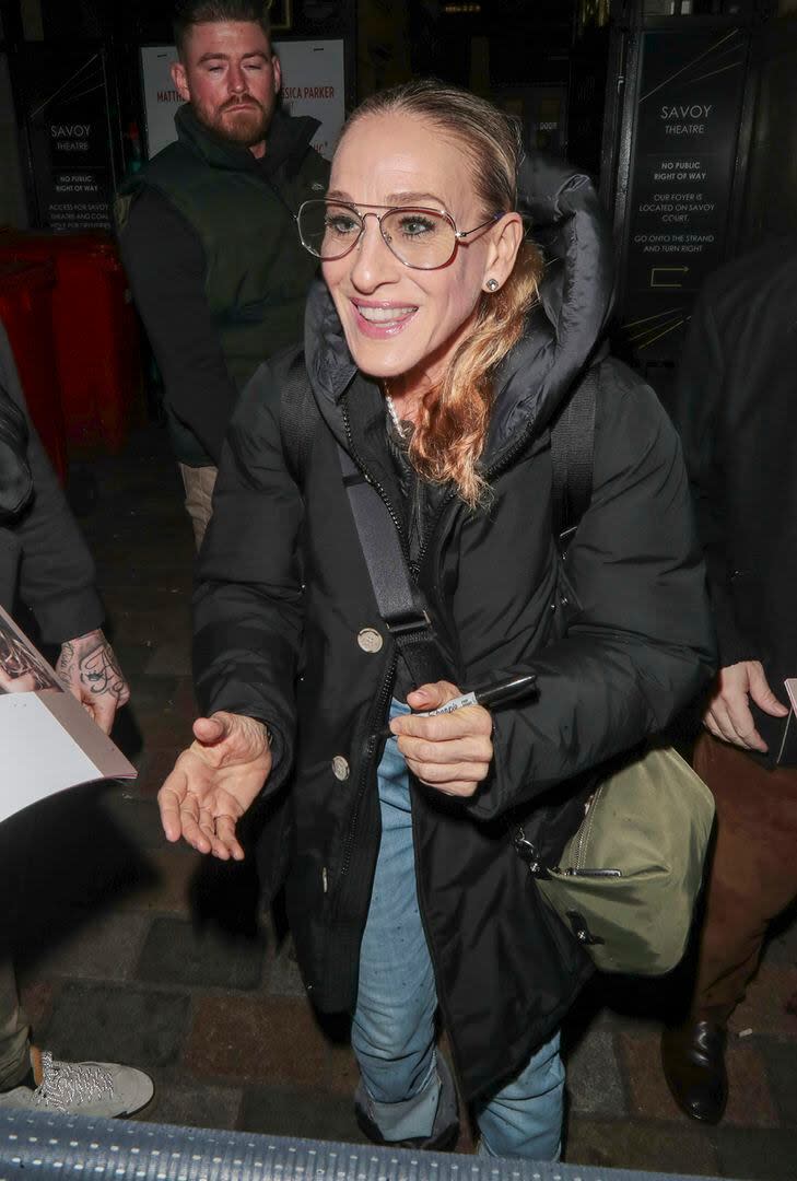 Sonrientes y bien predispuestos, Sarah Jessica Parker y Matthew Broderick se detuvieron a firmar autógrafos tras su última presentación de Plaza Suite en el Savoy Theatre de Londres