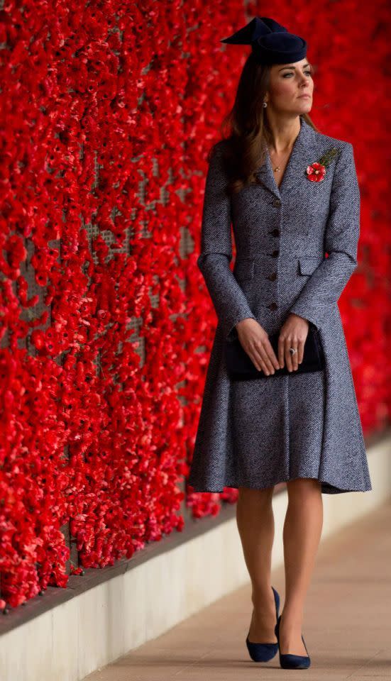 K. Middleton portait un manteau Emilia Wickstead et un chapeau tambourin assorti de Jonathan Howard lors d'une visite officielle en Australie.