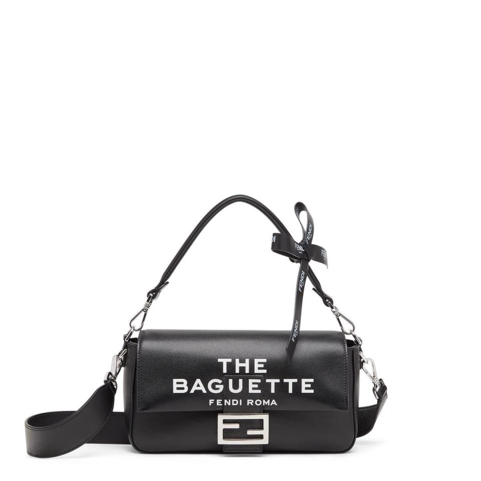 黑色皮革Baguette包款。NT$115,000