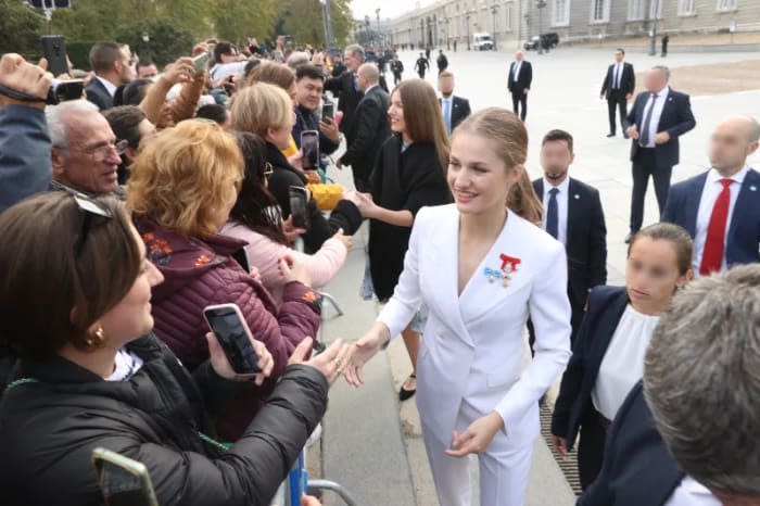 La princesa Leonor y la infanta Sofía saludando 