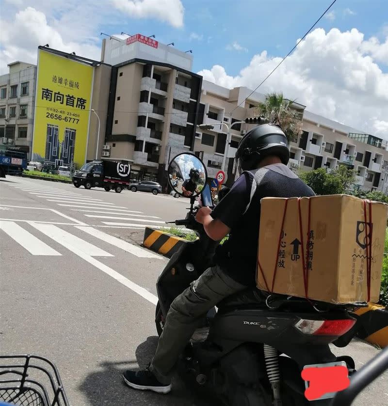 機車的後照鏡尺寸驚人。（圖／翻攝自臉書社團「爆廢公社」）