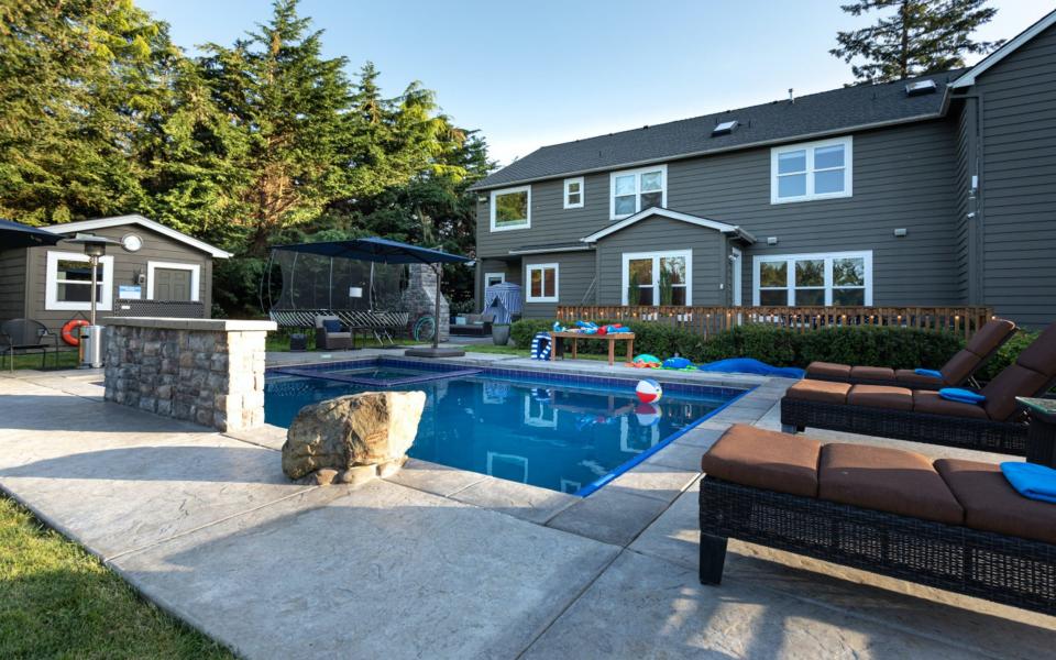 Hundreds of pools, such as Picture of Paradise, in West Linn Oregon, are available for rent on Swimply - Swimply