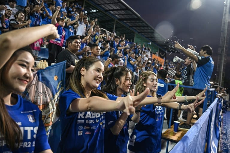 Des hôtesses de l'escouade "Rabbit Girls" participent à l'animation dans les tribunes lors des rencontres jouées à domicile par le club de football BG Pathum Thani United, le 9 mars 2024 à Pathum Thani, en Thaïlande (Lillian SUWANRUMPHA)