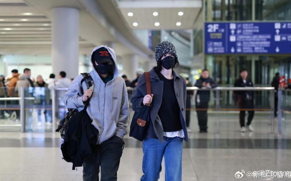 年初王菲與謝霆鋒從日本旅遊返回北京，難得甜蜜同框。（微博圖片）