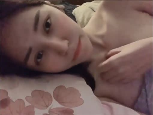 阿乃21日晚間上傳一支「嬌喘床上外流影片」，引發網友熱議。（圖／翻攝自IG：08fatbaby）