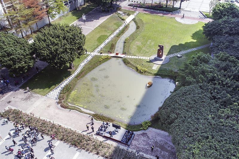 逢甲大學造景春雨塘，造景船被學生拿來當真船使用。（圖／翻攝逢甲大學官網）