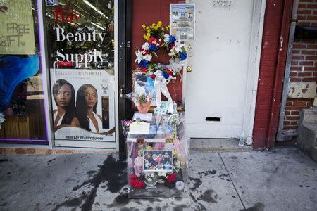 A memorial stands where Eric Garner was killed on the one year anniversary of his death in New York, July 17, 2015. REUTERS/Lucas Jackson