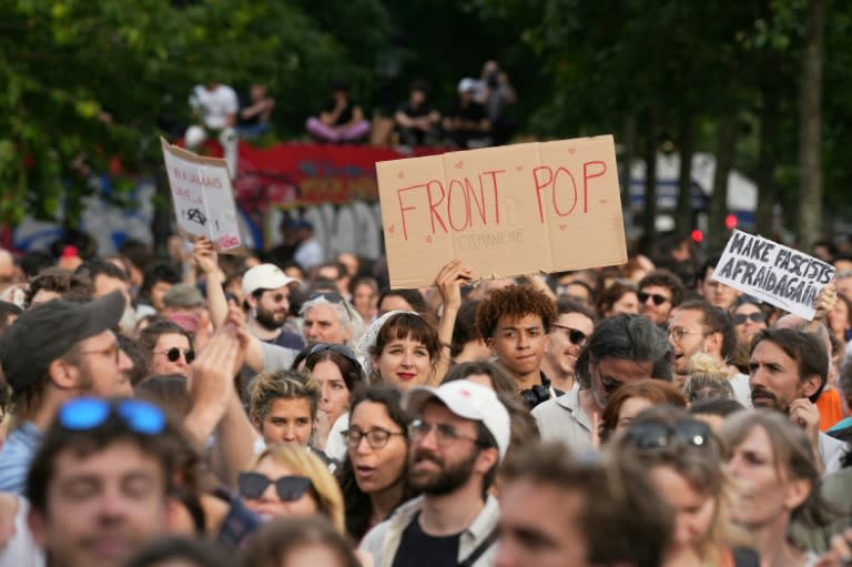 Des manifestants lors d'un rassemblement contre l'extrême droite, place de la République à Paris, le 27 juin 2024 (Zakaria ABDELKAFI)
